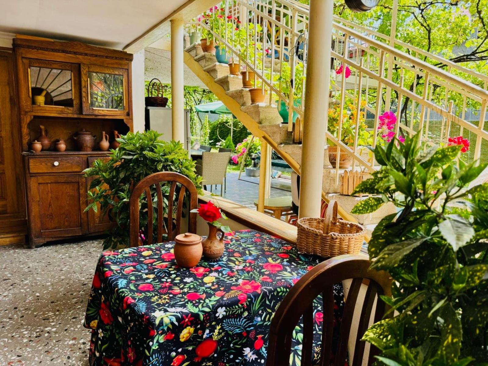 Home Inn-Guesthouse Лагодехи Екстериор снимка